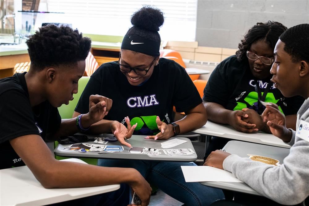  Students working in class together.